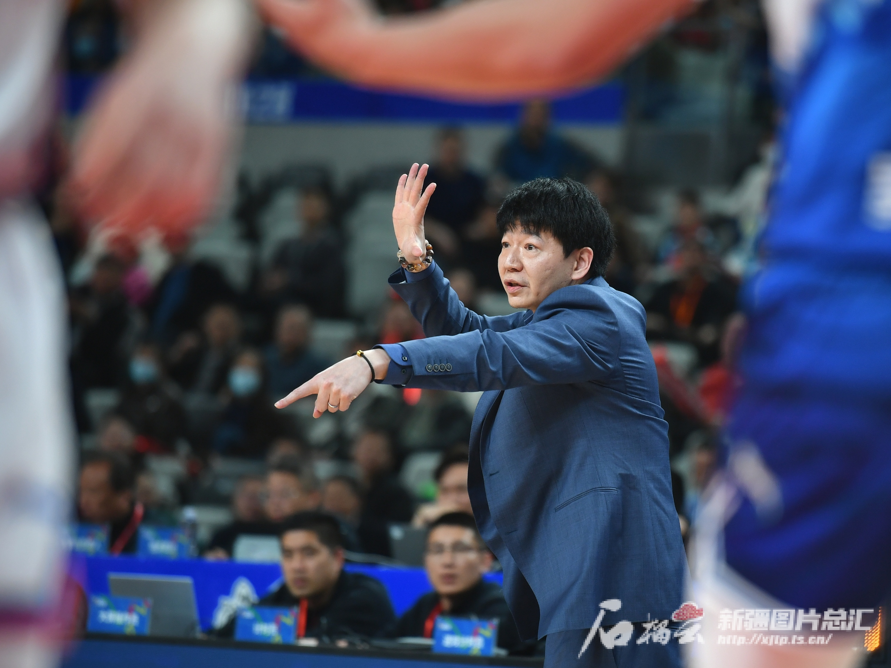 新疆男篮主场大胜上海队,豪取四连胜 新疆男篮主场大胜上海队,豪取四连胜