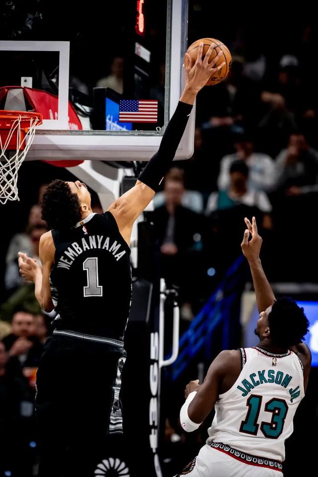 战火再起：马刺主场绝杀灰熊，德罗赞砍下40分