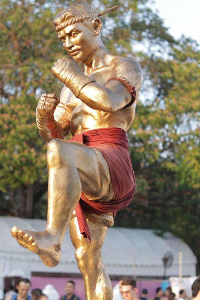 泰国选手充满活力,赢得拳击比赛胜利 泰国选手充满活力,赢得拳击比赛胜利