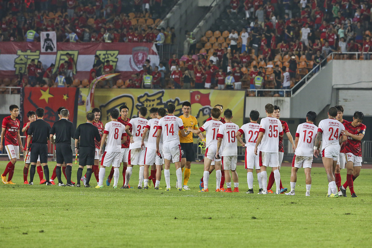 英国威廉希尔-运动员与对手激烈较量，最终取得胜利