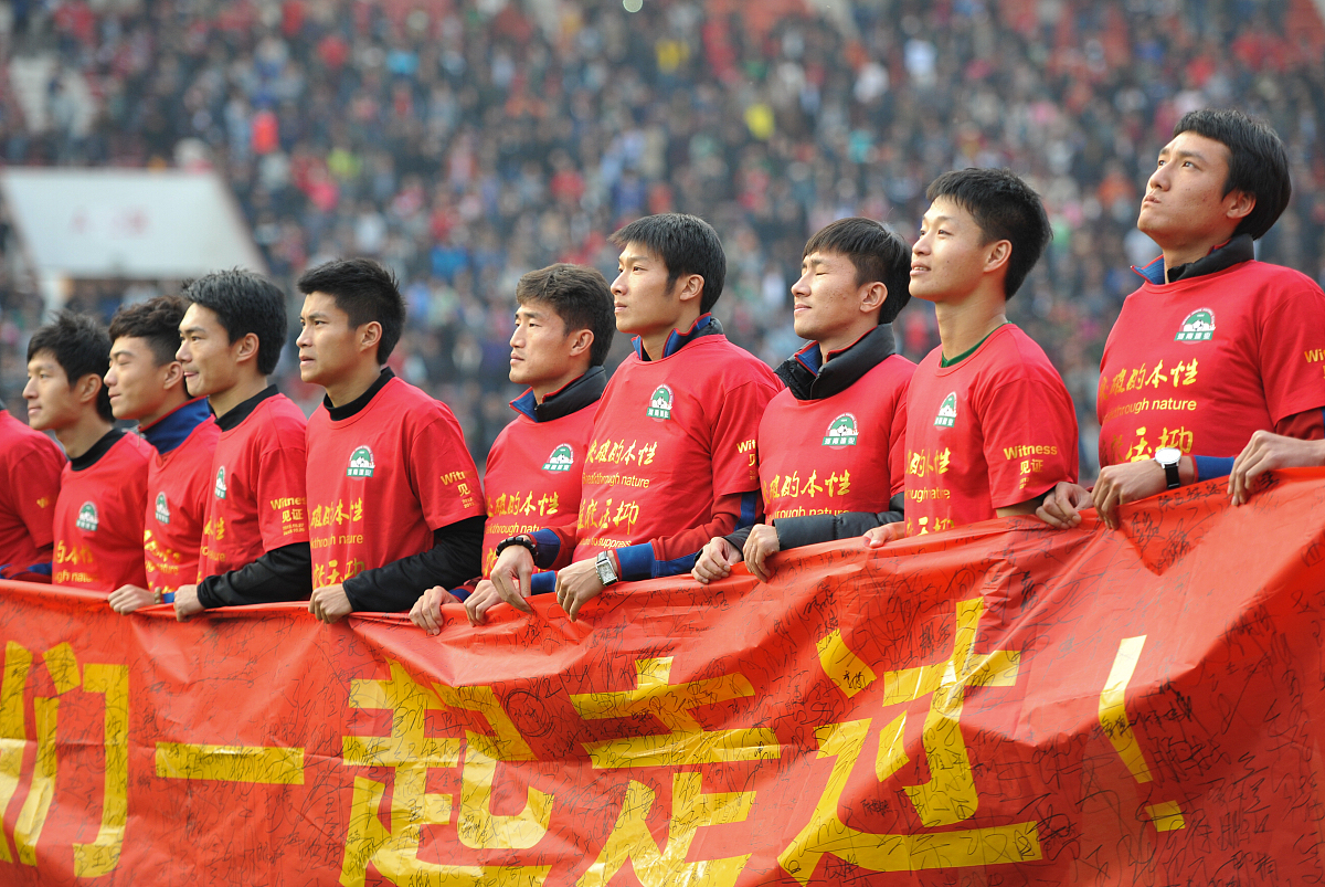 威廉希尔app-青岛队拿下重要胜利，锁定季后赛资格