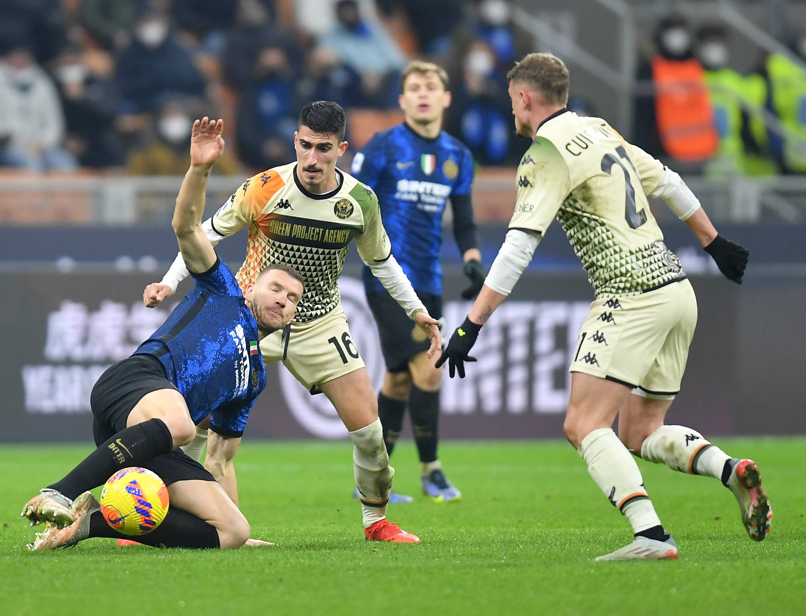 英国威廉希尔-尤文后防线连续失球，主帅调整战术