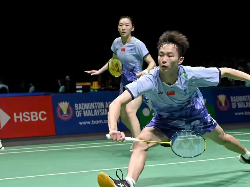 羽毛球选手在对决中技高一筹摘金 羽毛球选手在对决中技高一筹摘金