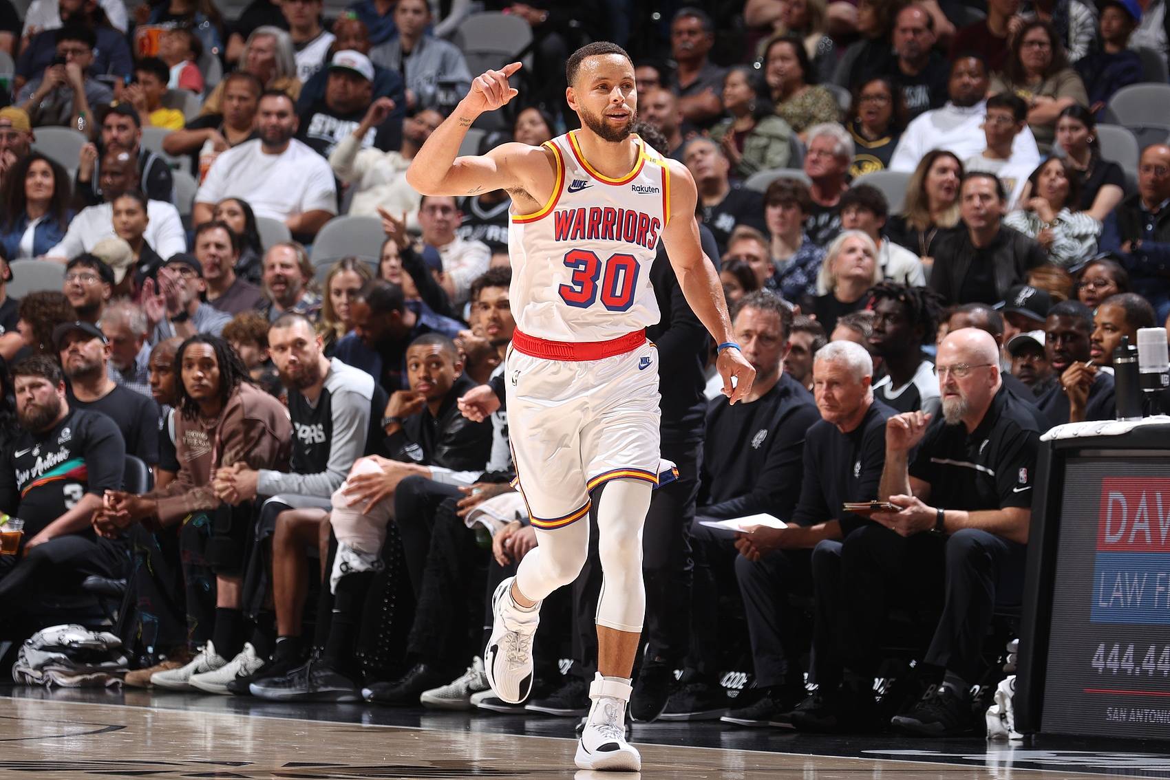 威廉希尔官网-勇士全队遭遇伤病潮，库里或将缺席数场比赛