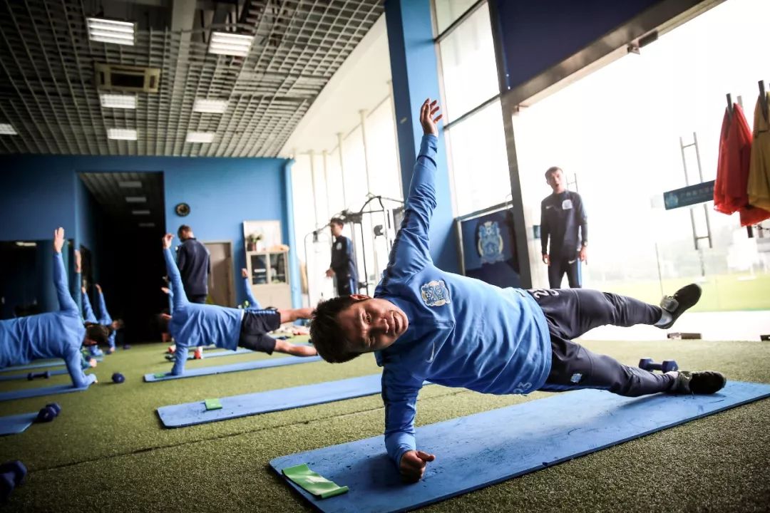 重庆力帆训练积极备战，全员出动备战新一赛季