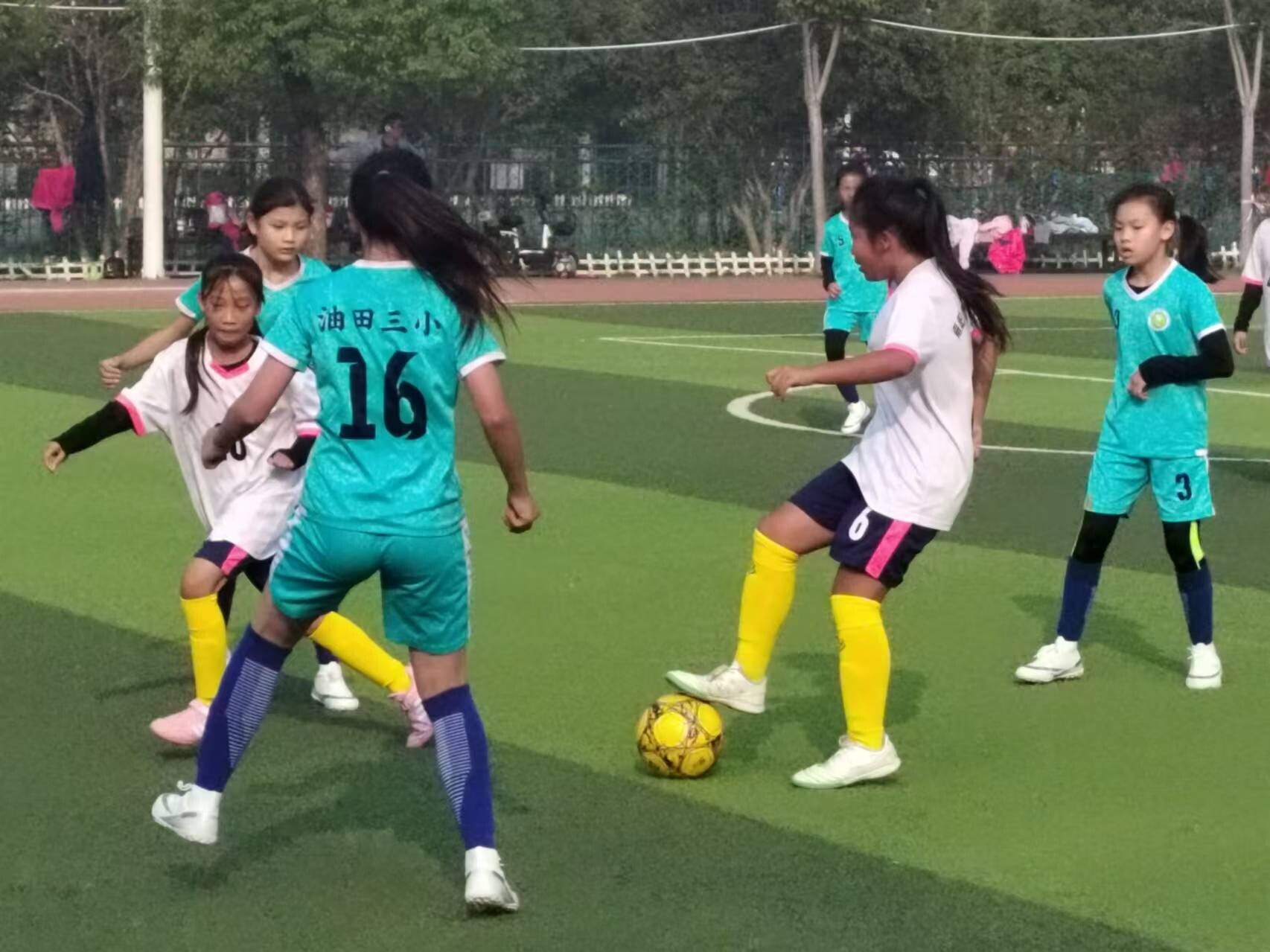 英国威廉希尔-赛场上，女子足球队员展现优秀技术