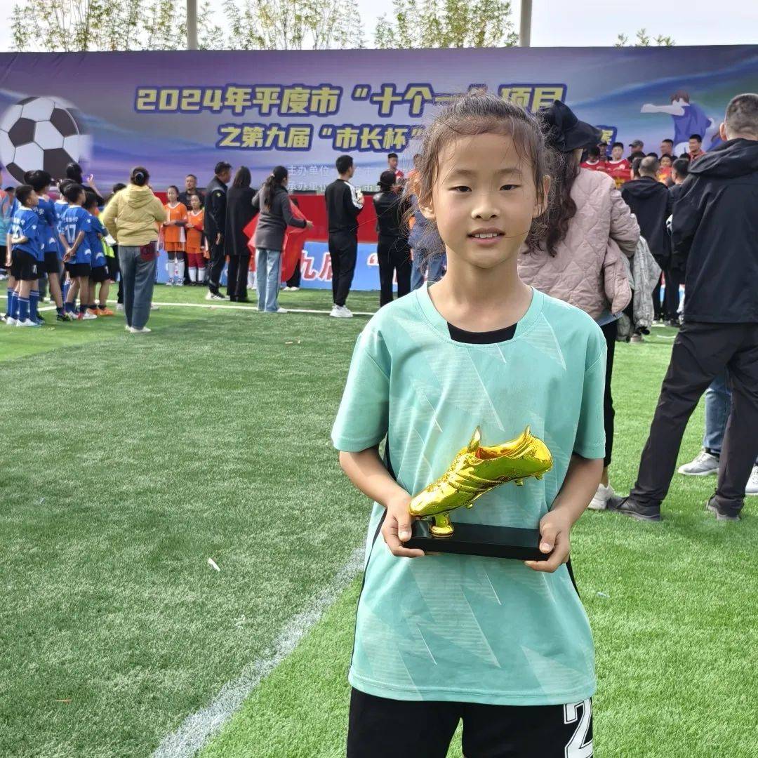 赛场上，女子足球队员展现优秀技术