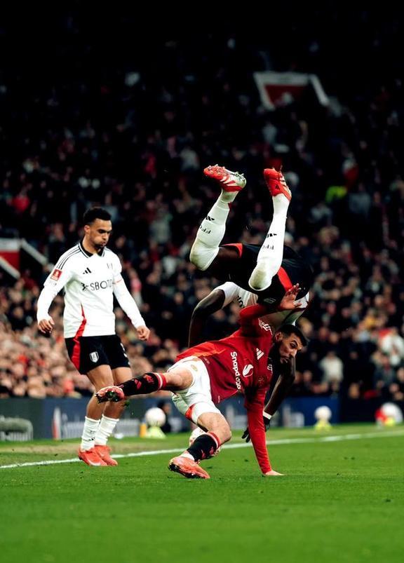 威廉希尔中文站-势均力敌的足球对抗，让人血脉贲张