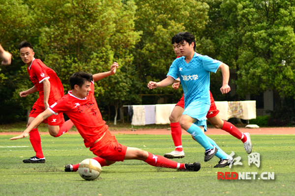 势均力敌的足球对抗，让人血脉贲张