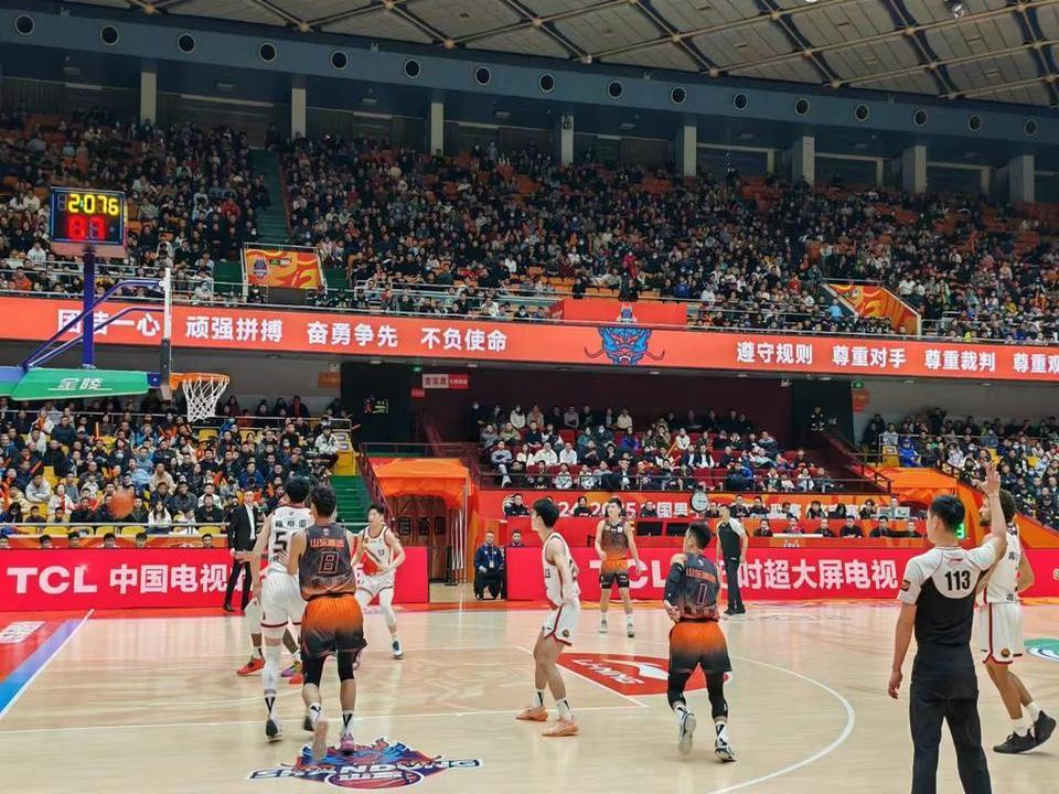 江苏客场战胜对手，赛后球员士气高涨