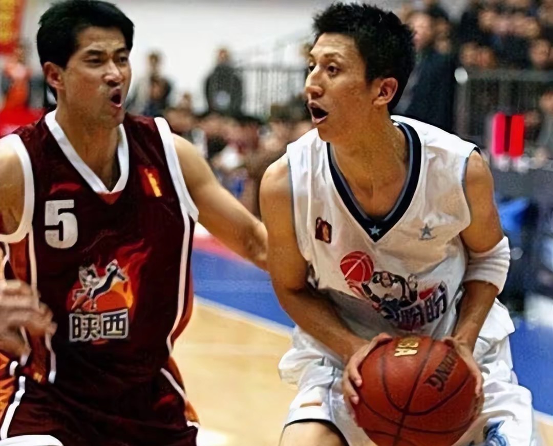威廉希尔官网-篮球名将连续砍分，引领球队胜利走向
