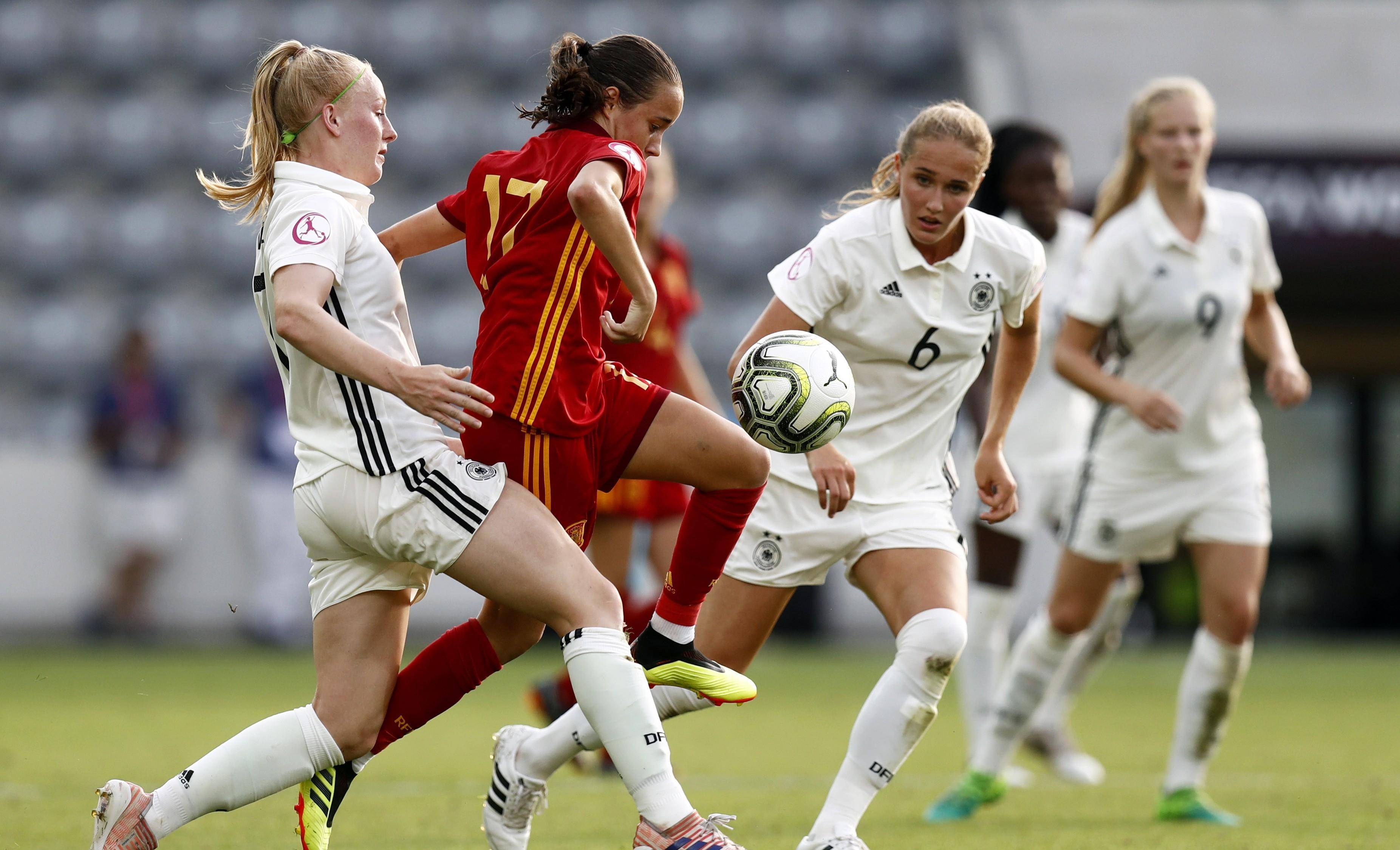 英国威廉希尔-劲爆的足球竞技，女性选手展现无限魅力！