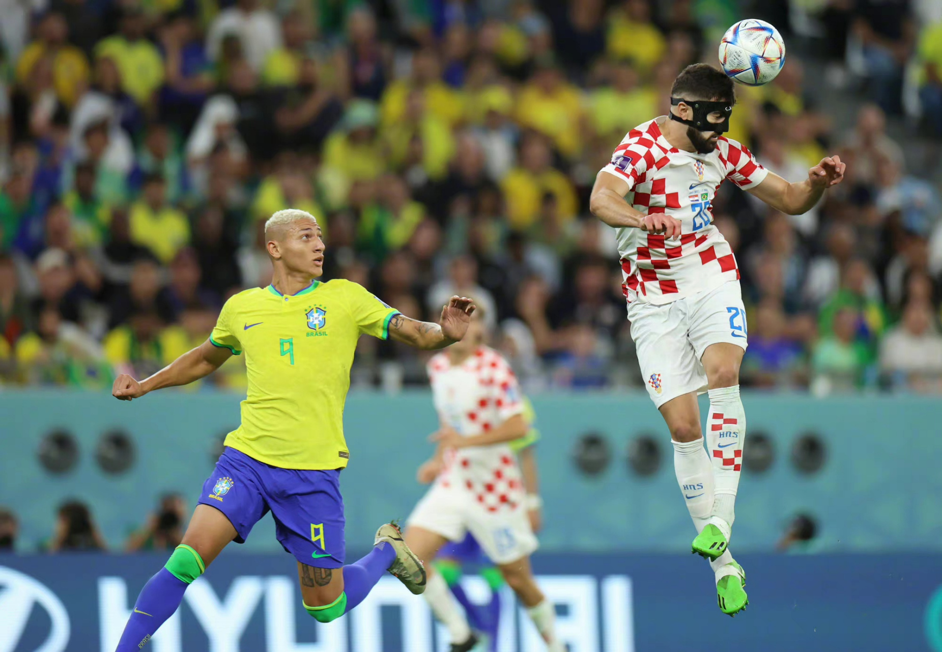 克罗地亚队大比分获胜，领先小组晋级