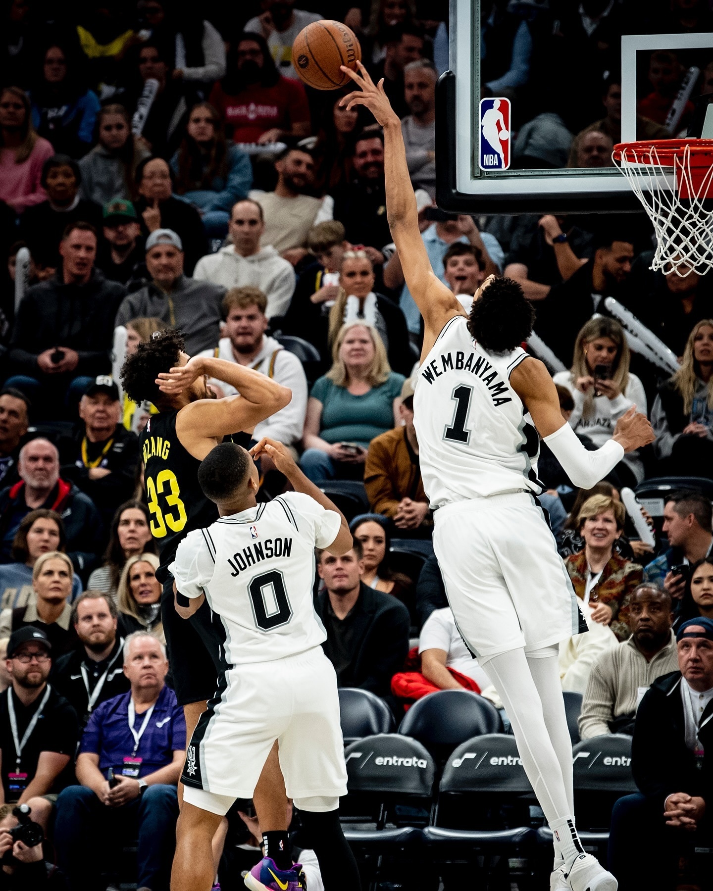 英国威廉希尔-篮球赛场上掀起激烈激战，马刺最终惨遭失利