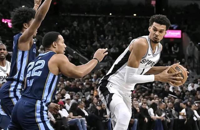 篮球赛场上掀起激烈激战，马刺最终惨遭失利