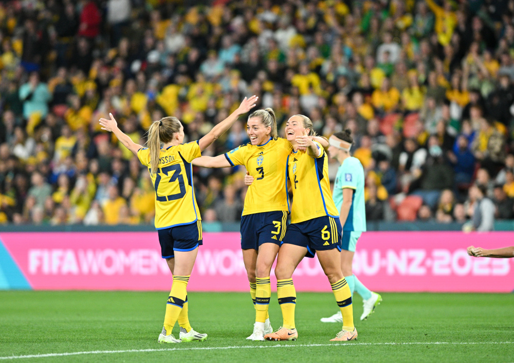 瑞典队在足球赛中斩获重要胜利