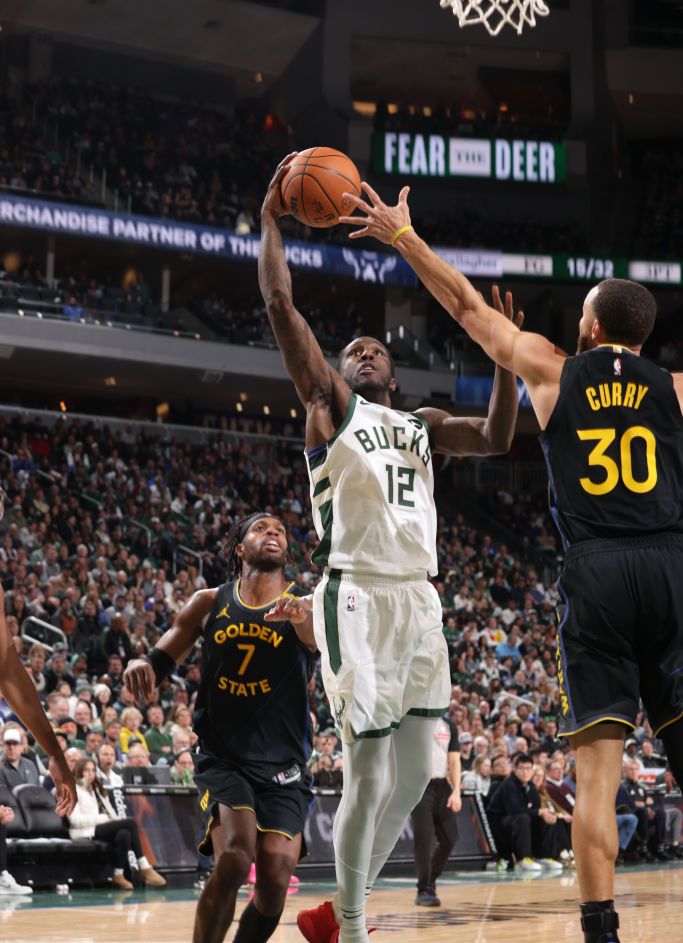 雄鹿客场取胜，展示出色的技术