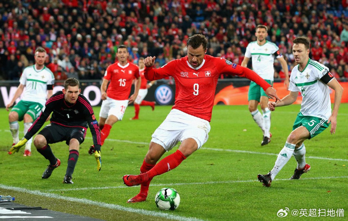 塞尔维亚队向克罗地亚队发起冲击，寻求突破