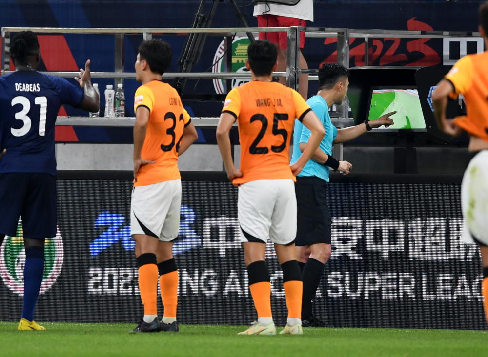 英国威廉希尔-雄狮球员主场稳操胜券，锁定三分