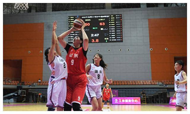 威廉希尔app-引人瞩目!一名球员完成高难度扣篮