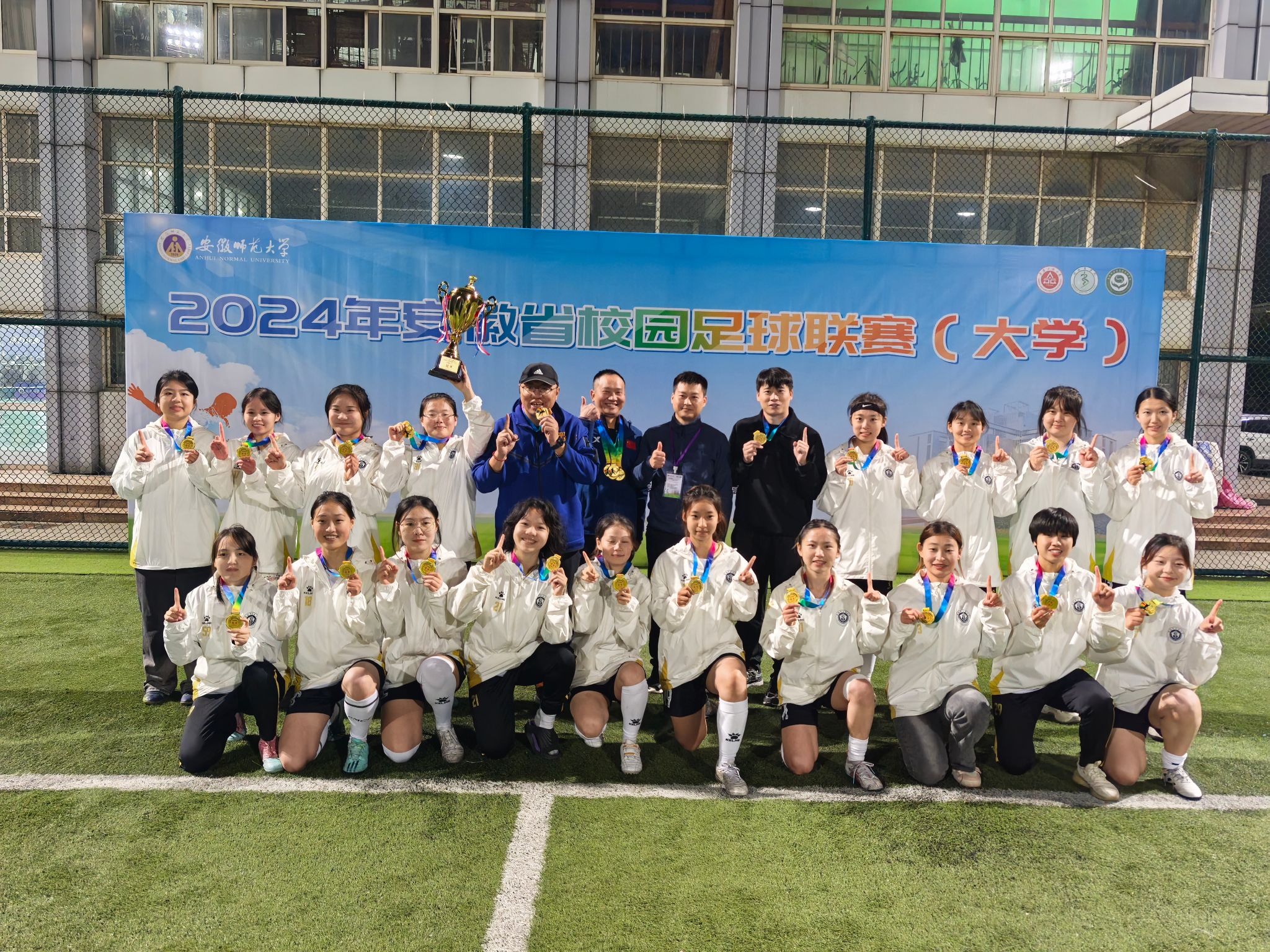 女足球员们为国家队捧得荣誉 女足球员们为国家队捧得荣誉