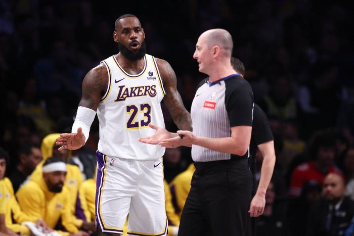 湖人战胜篮网，主场逆转获胜