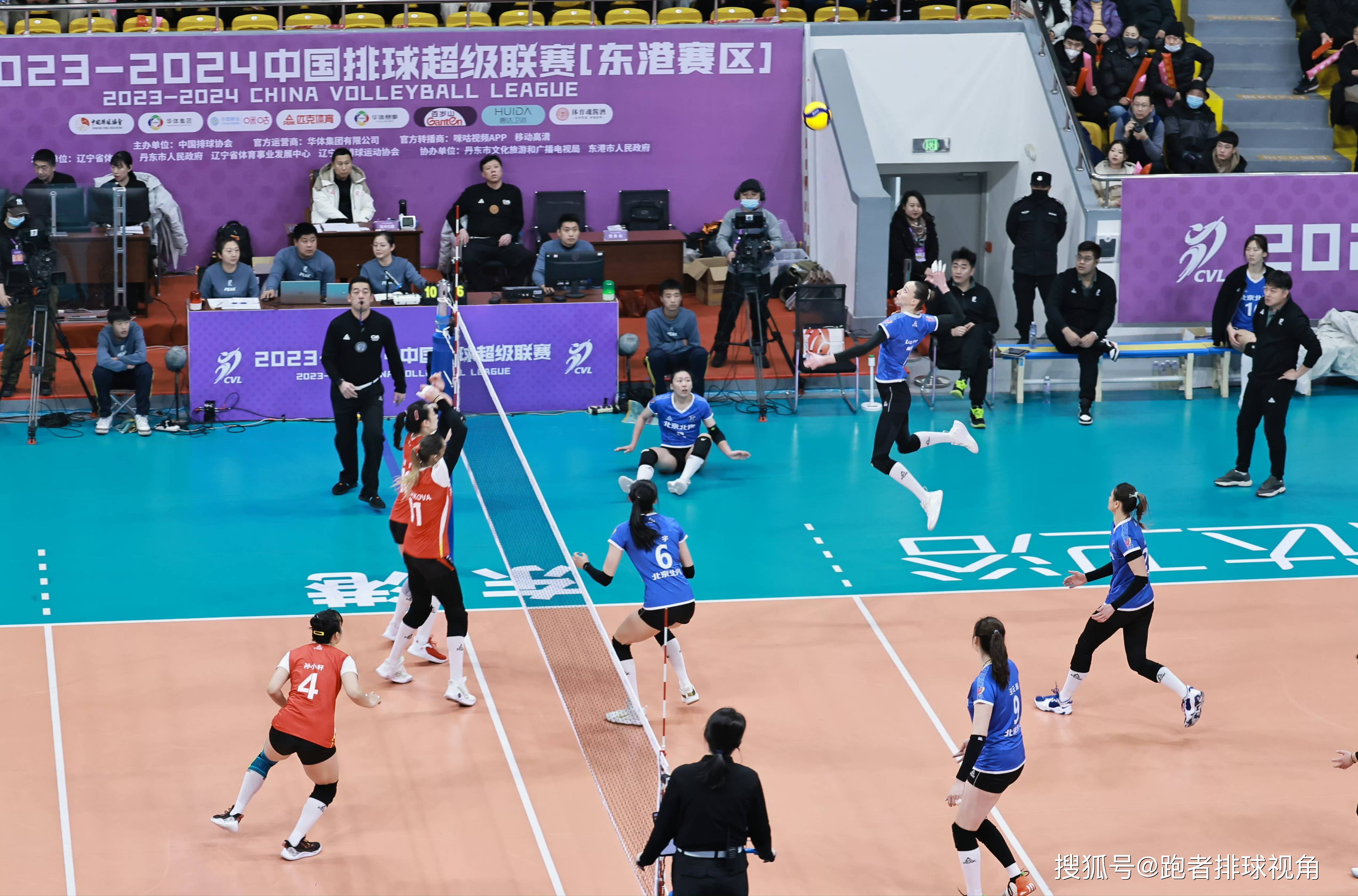 辽宁队在主场上演惊险逆转，球迷欢呼不止！