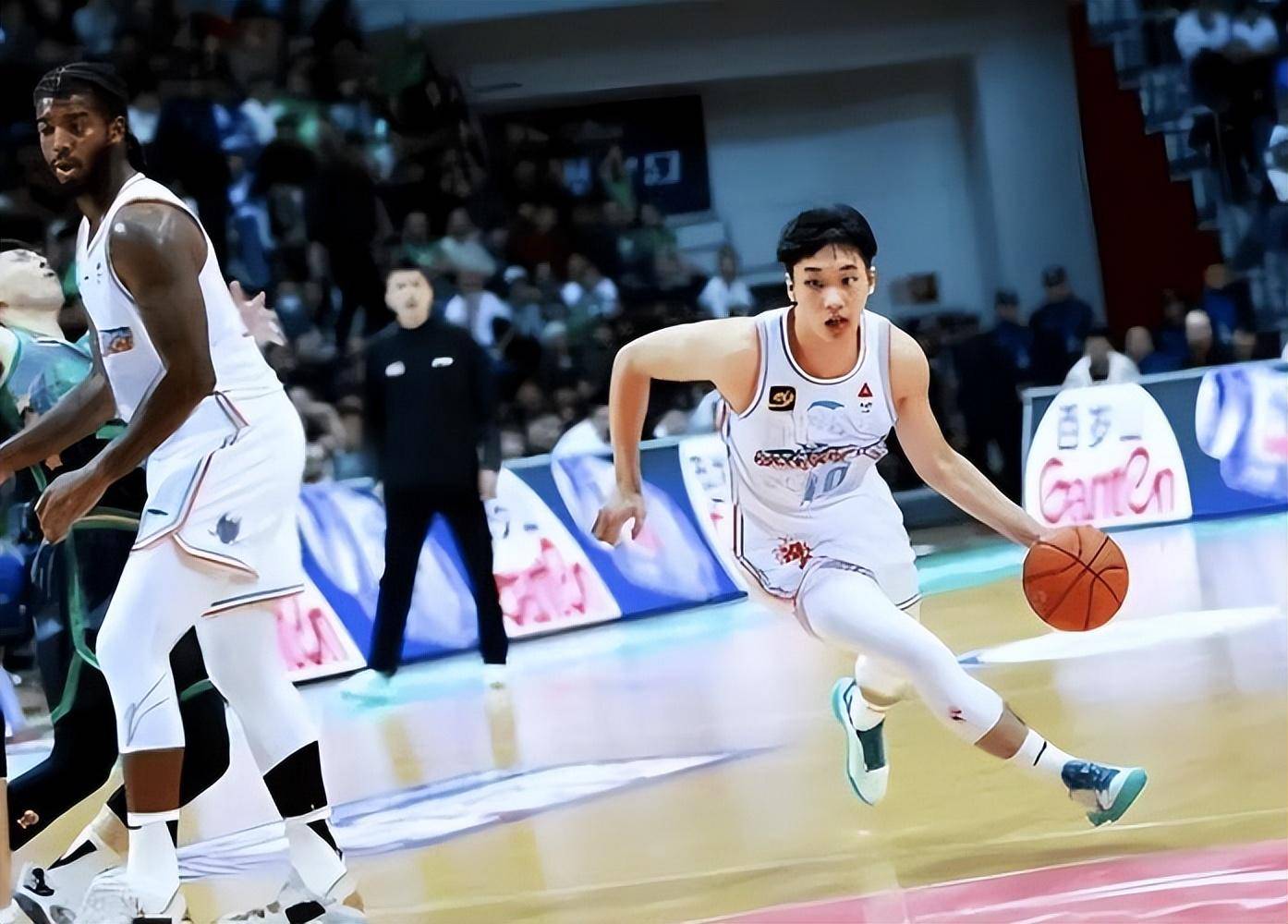 威廉希尔中文站-湖北男篮取得胜利,士气高涨继续前进