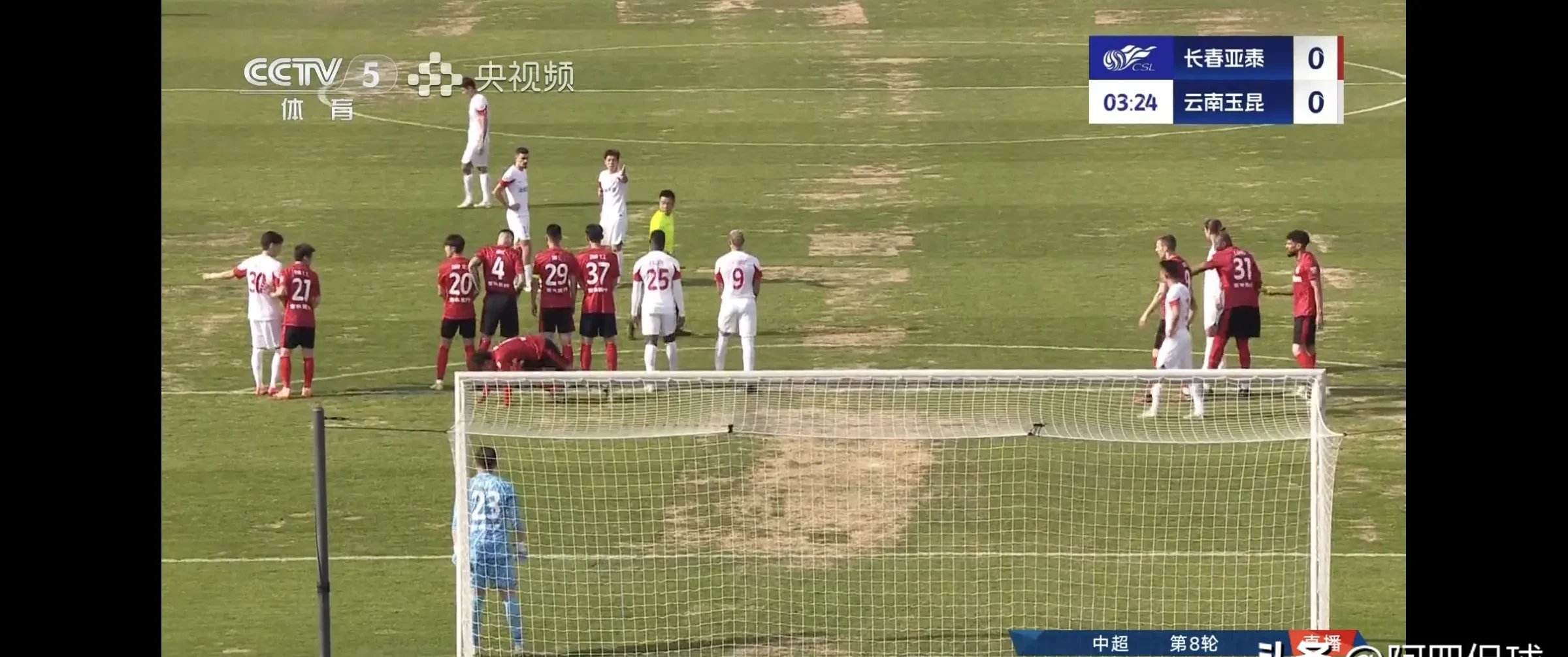 顶级球队对阵！精湛技艺在足球场上火花四溅