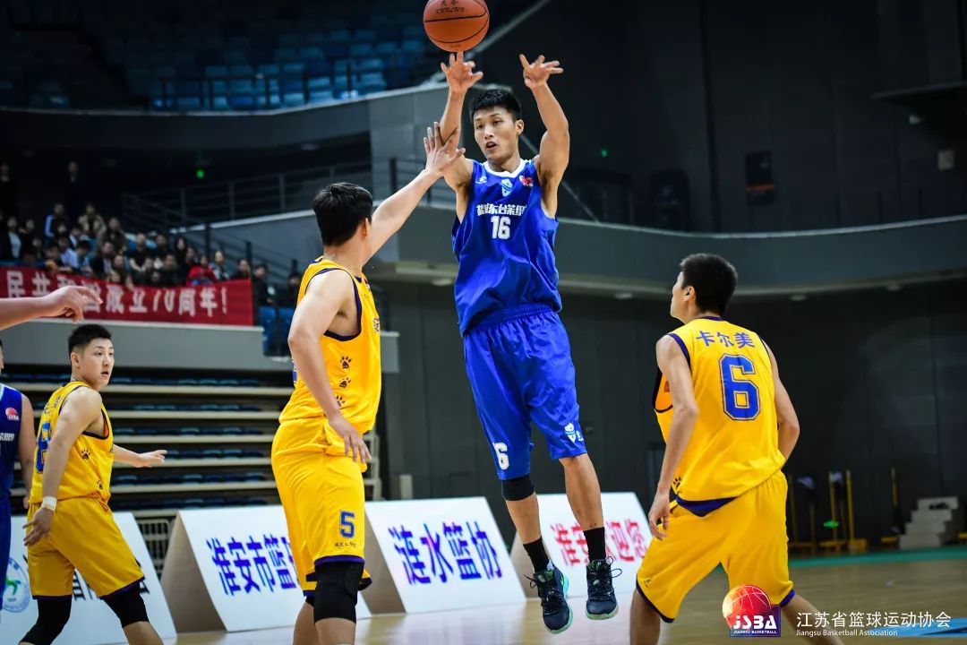 篮球联赛换帅风波不断，球队战绩起起伏伏