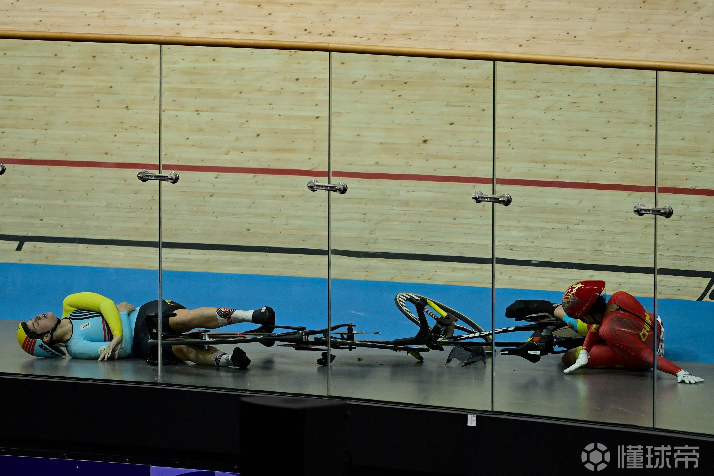 荷兰选手在自行车赛中刷新记录