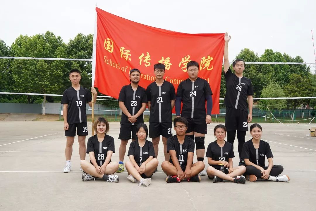 加拿大队斗志昂扬，取得比赛胜利