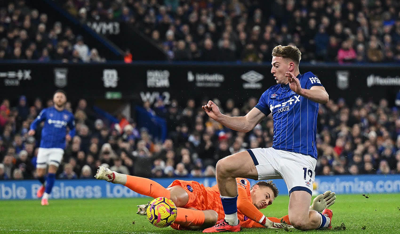 切尔西后防线失误频频,需加强训练 切尔西后防线失误频频,需加强训练