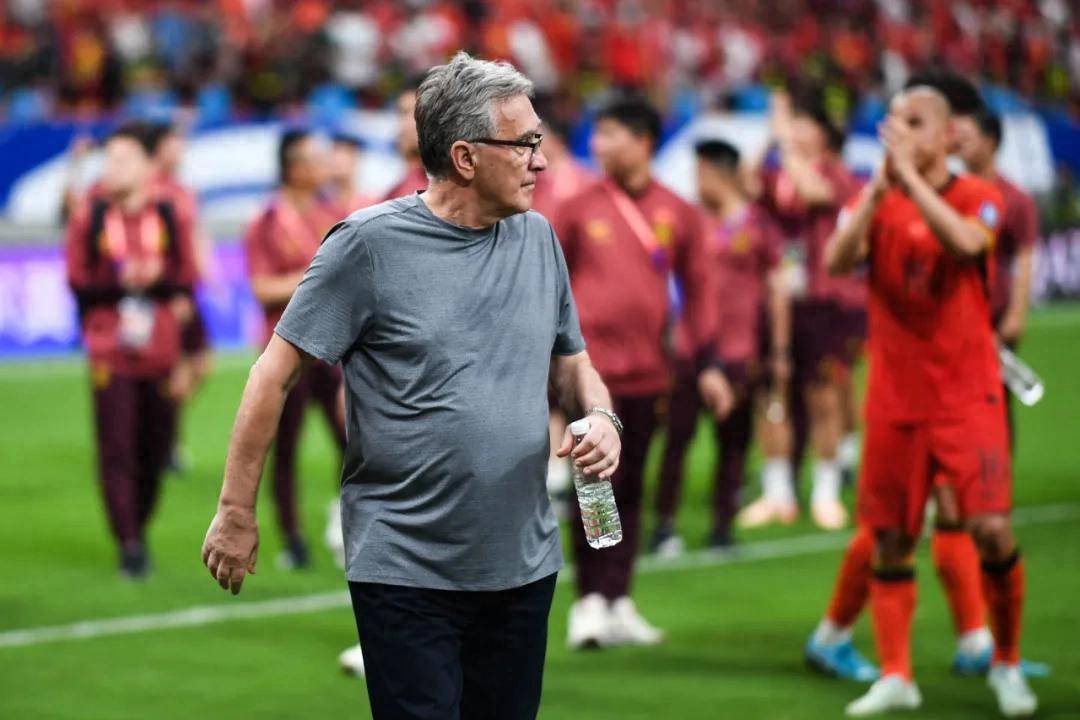 普利茅斯暴雪深夜比赛，球员身心俱疲