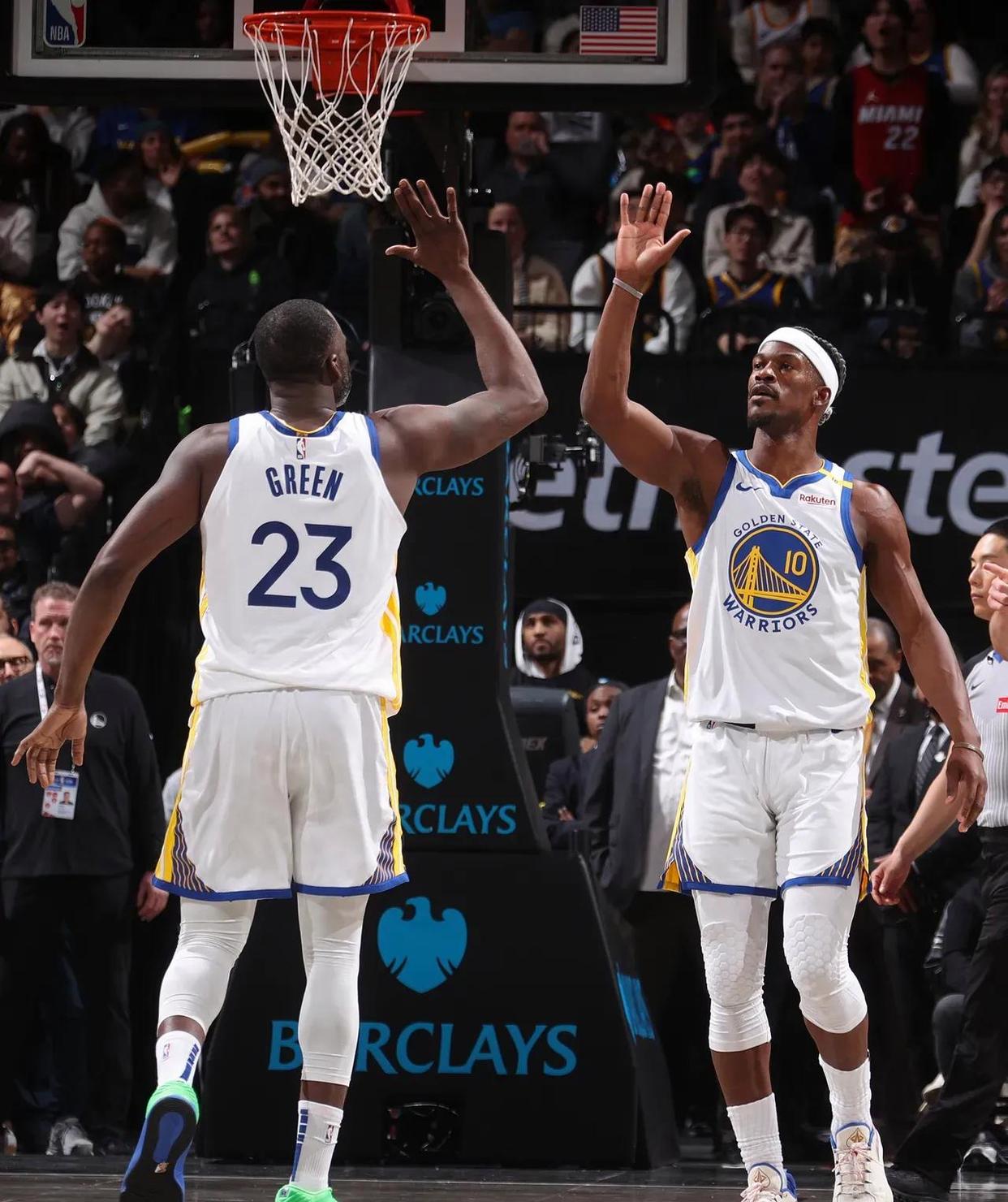 威廉希尔官网-勇士队主场大胜，球迷欢呼雀跃