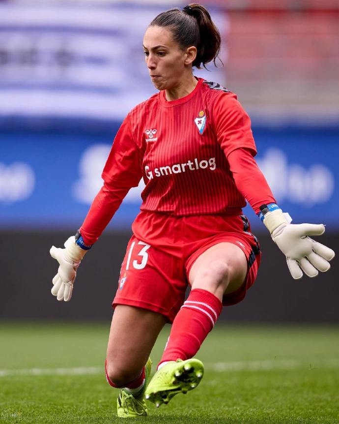 皇马主场大胜埃瓦尔，稳固领先优势