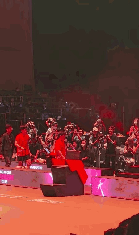 英国威廉希尔-比赛现场观众沸腾,掀起一番狂热