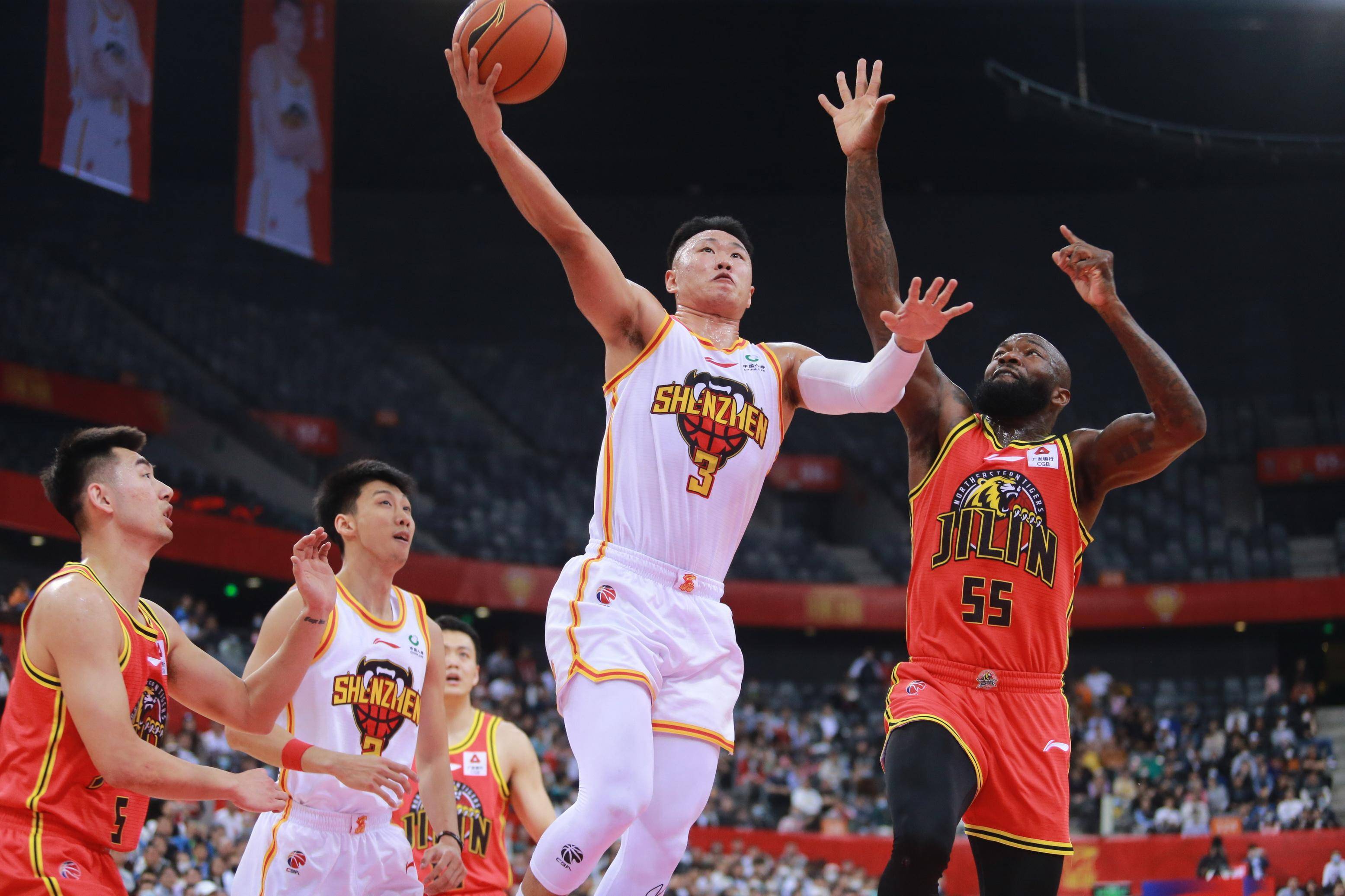 本赛季CBA联赛中一场激动人心的比赛掀起风波