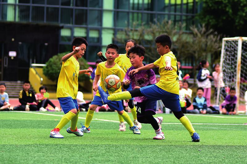 威廉希尔中文站-足球赛场上球员技艺展现无瑕