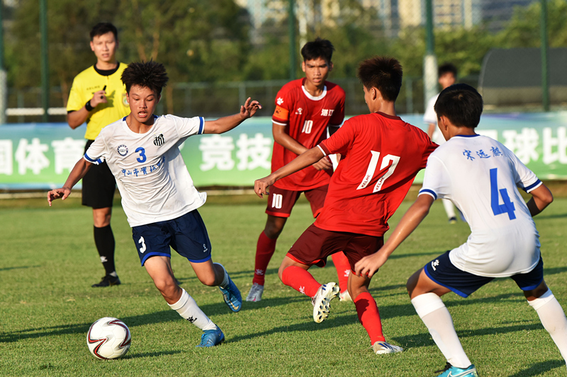 足球赛场上球员技艺展现无瑕