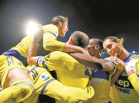 尤文图斯逆转胜利，队员们斗志昂扬