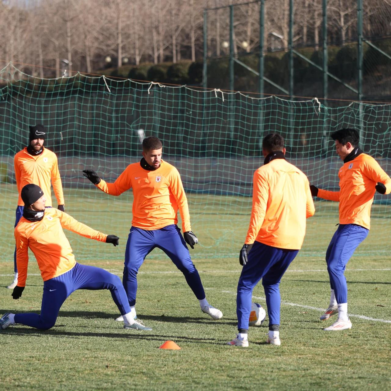 足球联赛热闹起伏，球员技术纷呈