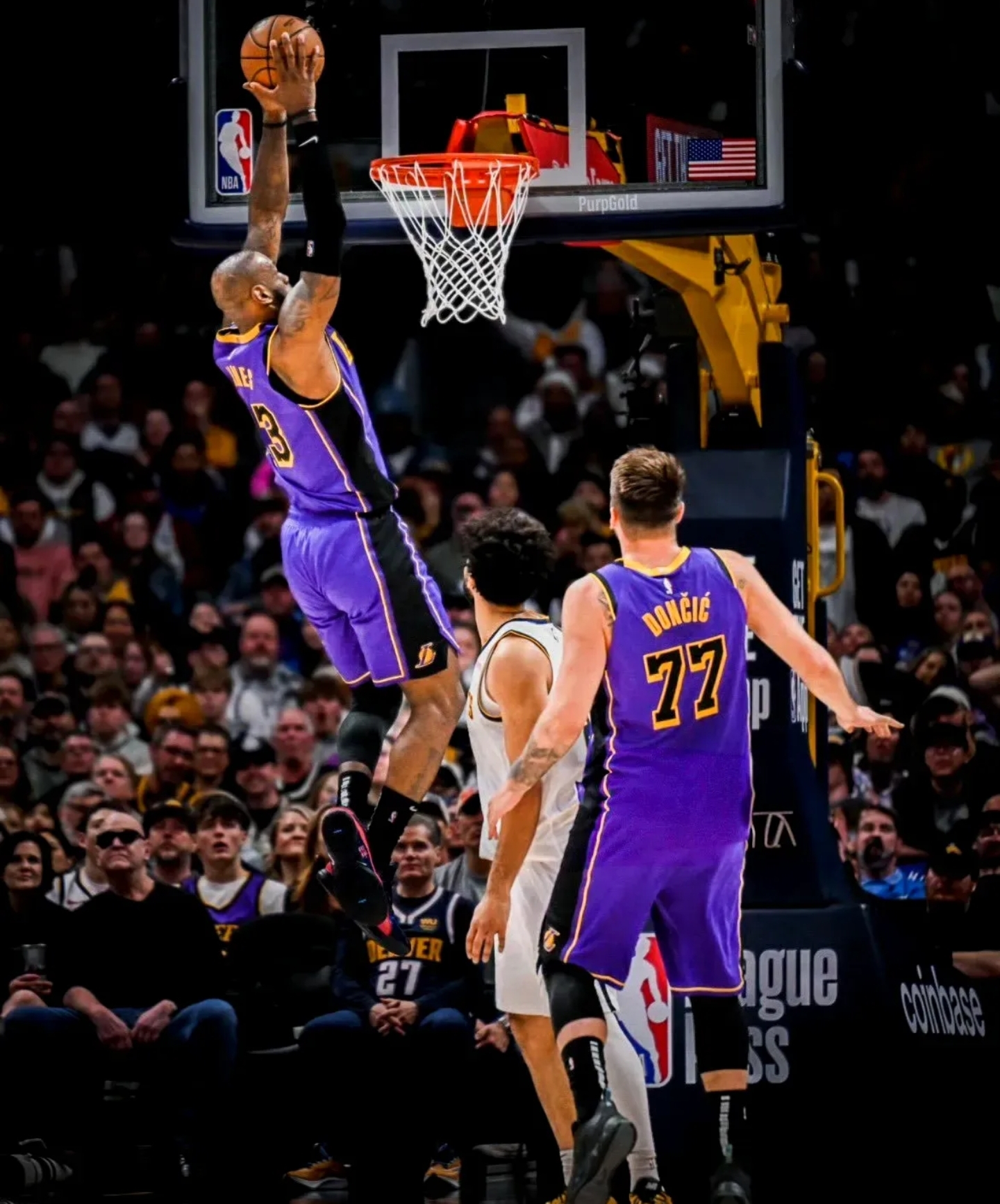 湖人惨败于掘金，戴维斯伤愈重返场地