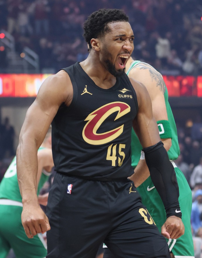 威廉希尔官网-爵士上演逆袭奇迹,米切尔个人表现犹如滑翔战机