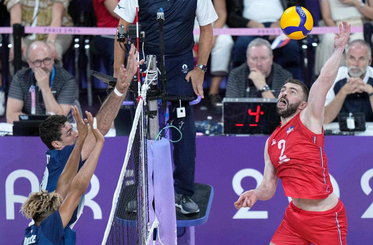 法国男子海滩排球赢得混合排球项目