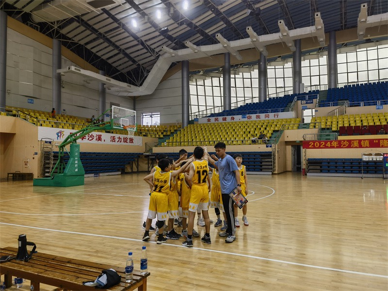 篮球比赛掀起热潮，精彩纷呈！