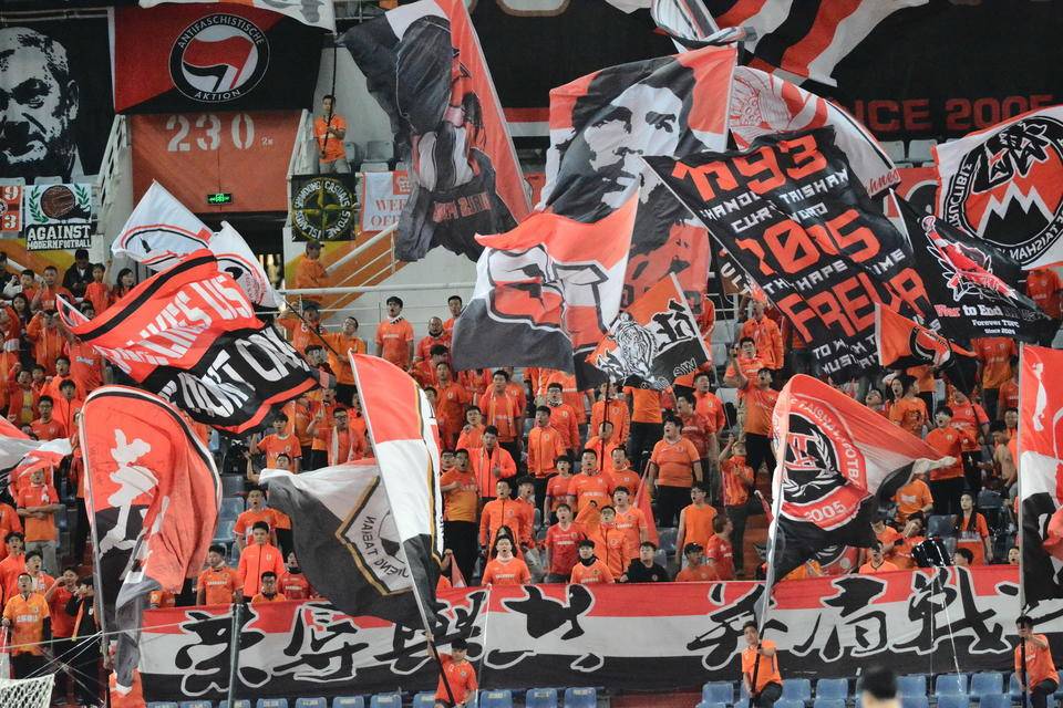 比赛引发热潮，球迷热情高涨