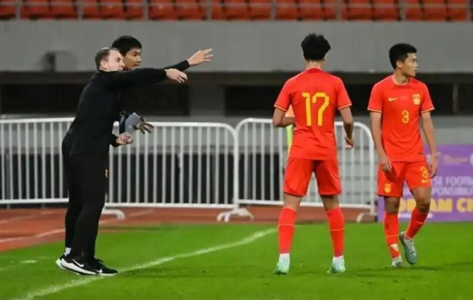 威廉希尔中文站-火箭队换帅风波，一大一小两位新帅接过教鞭