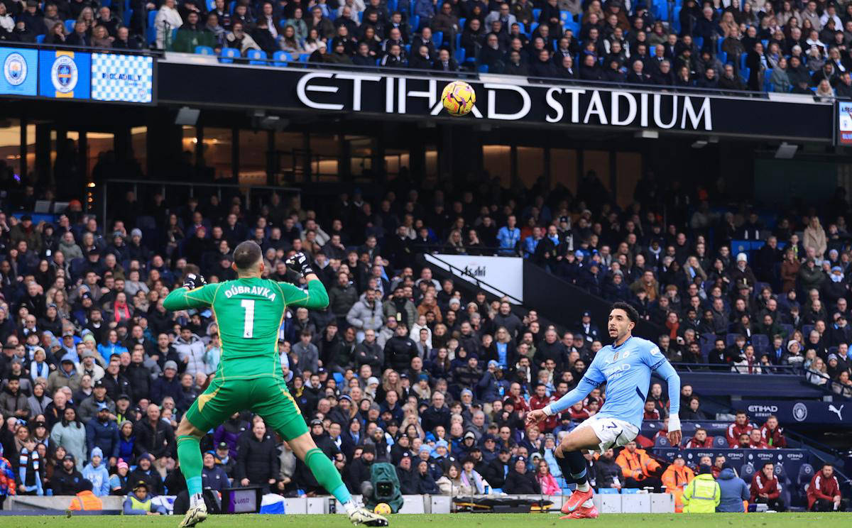 曼城主场胜利,追赶榜首位置 曼城主场胜利,追赶榜首位置