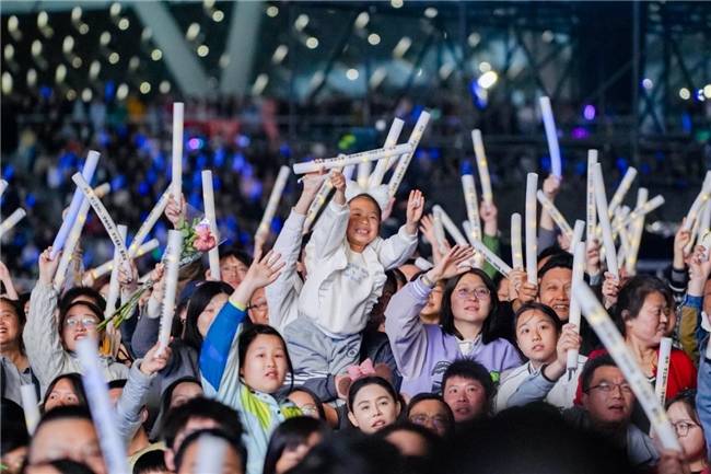 比赛现场掀起观众狂欢